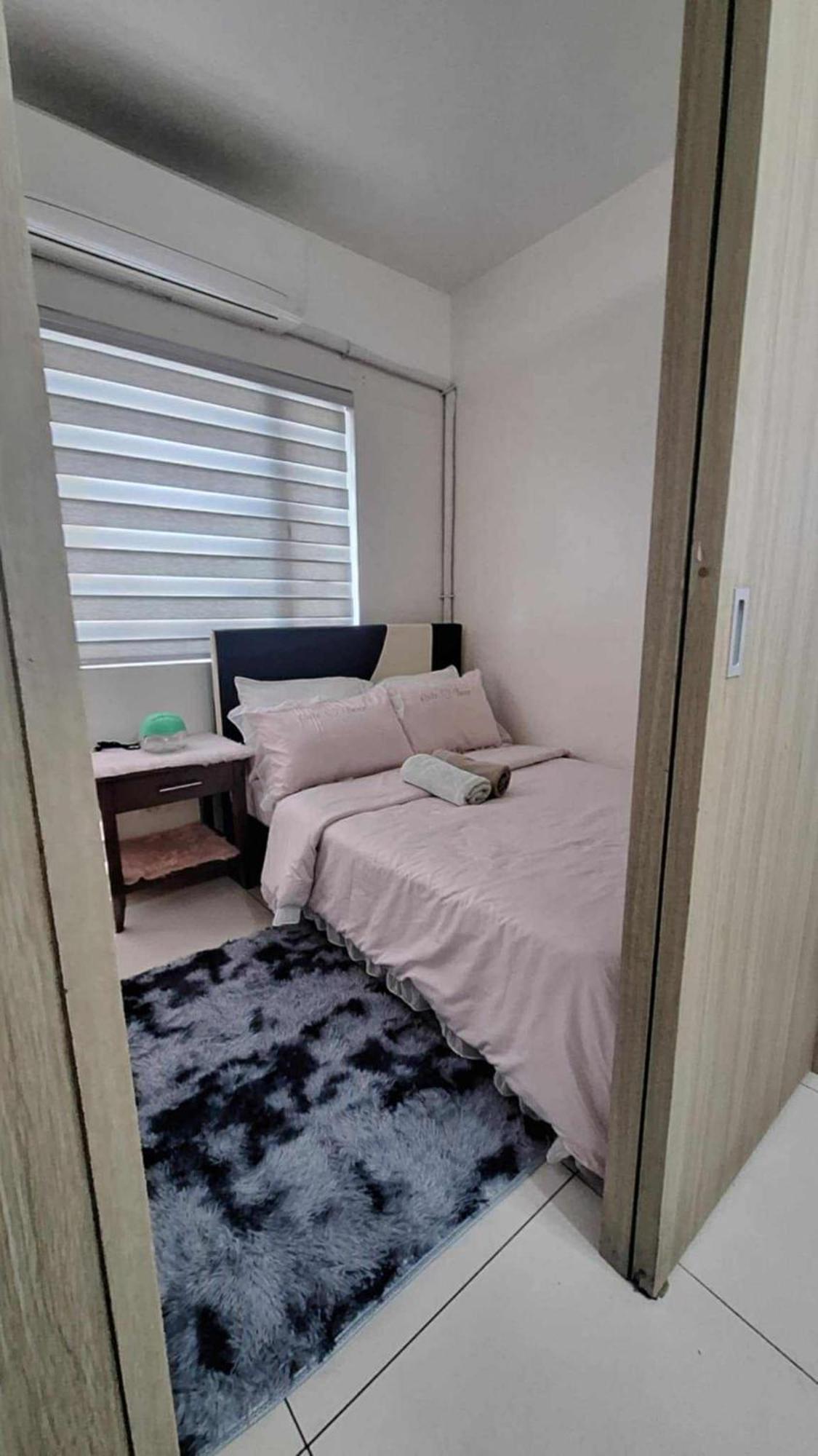 De Luxe, Standard And -the Breeze Residences-close To Airport,mall Of Asia, Us Embassy Apartment